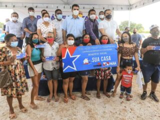 O Governador Helder Barbalho realizou entregas de casas a famílias em Castanhal.