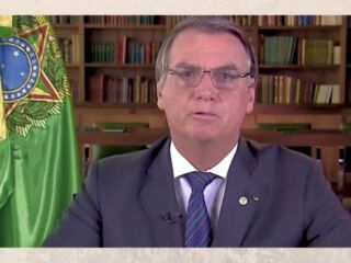 Durante seu pronunciamento, Bolsonaro volta a criticar o passaporte da vacina.
