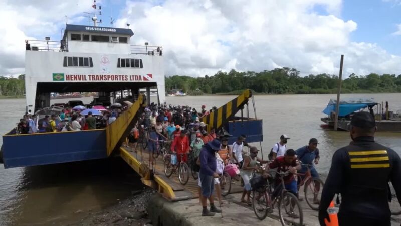 Com a ponte interditada, pedestres e veículos só podem chegar a Outeiro via transporte aquático — Foto: Agencia Pará