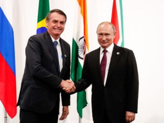 Jair Bolsonaro diz que Brasil é "solidário com a Rússia".