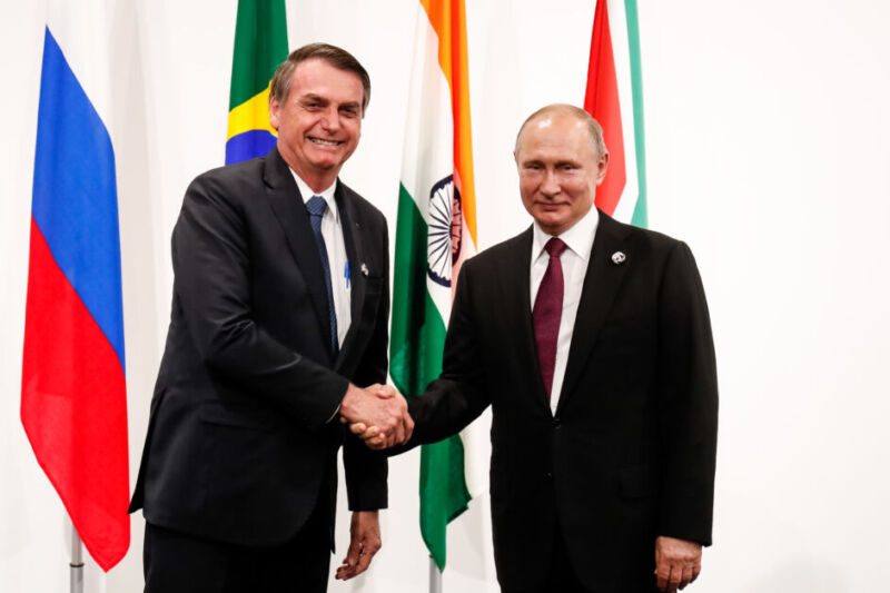 Jair Bolsonaro diz que Brasil é "solidário com a Rússia".