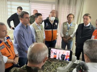 Bolsonaro sobrevoa região de Petrópolis "Vimos imagens de guerra"