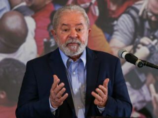Lula fala sobre orçamento secreto e diz que Bolsonaro "está de quatro para o Congresso"