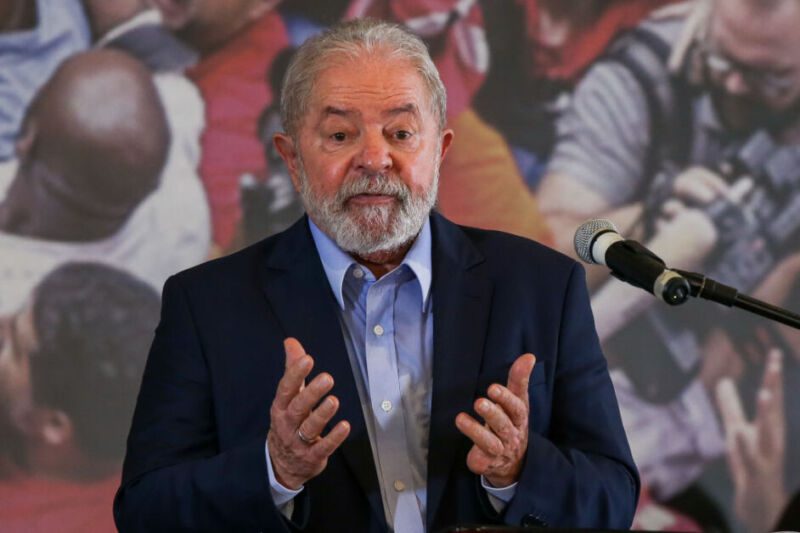 Lula fala sobre orçamento secreto e diz que Bolsonaro "está de quatro para o Congresso"