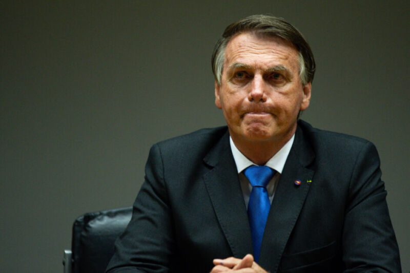 Bolsonaro comenta sobre a composição do preço dos combustível.