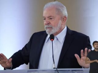 Lula afirma “Toda vez que aparece um governo que está tentando melhorar a vida do povo, aparece a desgraça de um golpe apoiado pela elite brasileira”.