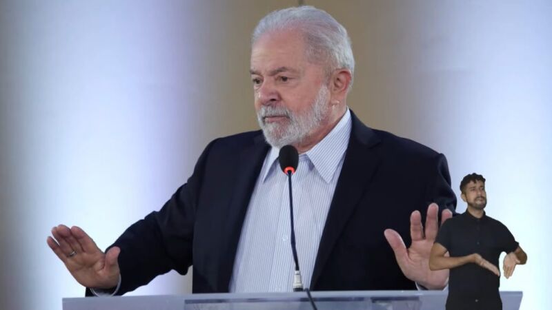 Lula afirma “Toda vez que aparece um governo que está tentando melhorar a vida do povo, aparece a desgraça de um golpe apoiado pela elite brasileira”.