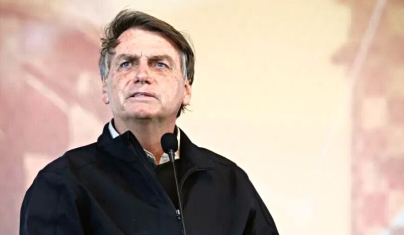 Bolsonaro usar tom gordofóbico para responder influenciador no Twitter.