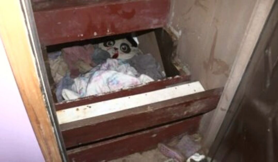Jovem de seis anos é encontrada embaixo de uma escada viva após dois anos desaparecida.