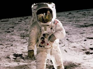 O americano Neil Alden Armstrong tornou-se o primeiro homem a pisar na lua, em 20 de julho de 1969.