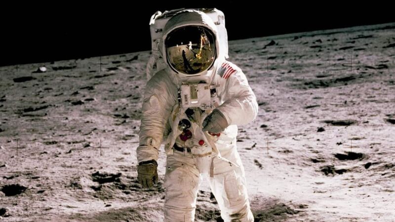 O americano Neil Alden Armstrong tornou-se o primeiro homem a pisar na lua, em 20 de julho de 1969.