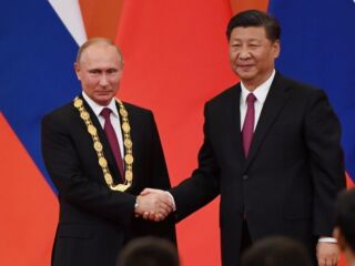 Vladimir Putin em meio a um círculo de amigos ouve Xi Jinping, ‘A paz depende disso’