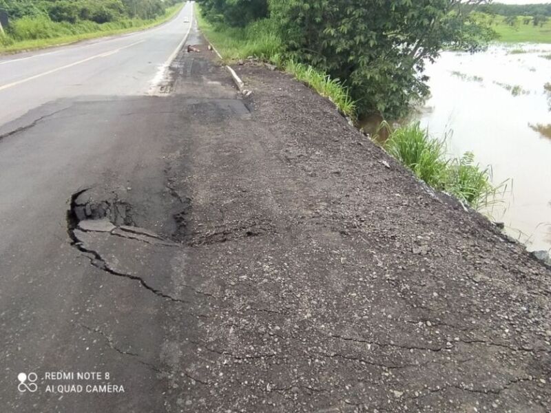 Tubulação abaixo da pista não suportou força da água e via cedeu