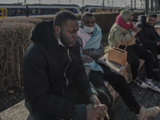 'quem tem pele escura não passa' é o que ouviu o fotógrafo português na fronteira com a Polônia