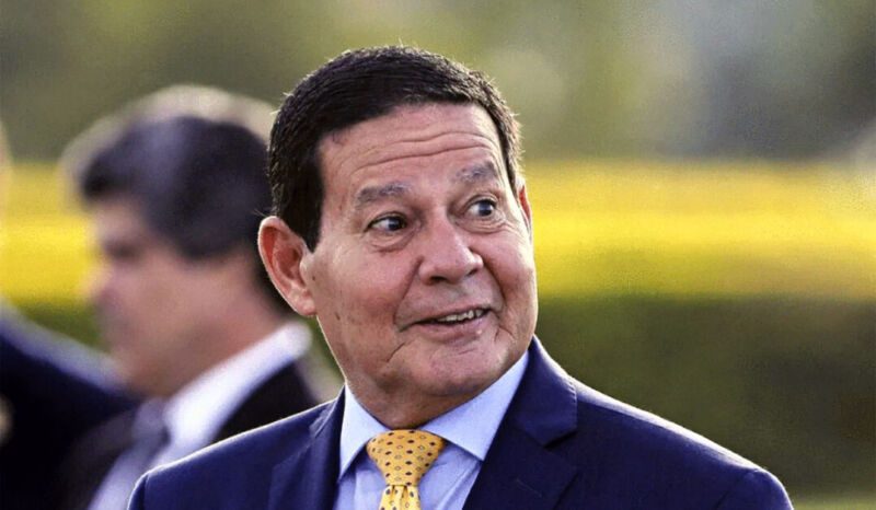 Hamilton Mourão- “Quem pensa que estou abrindo a porta dos quartéis para Lula, desconhece a minha história"