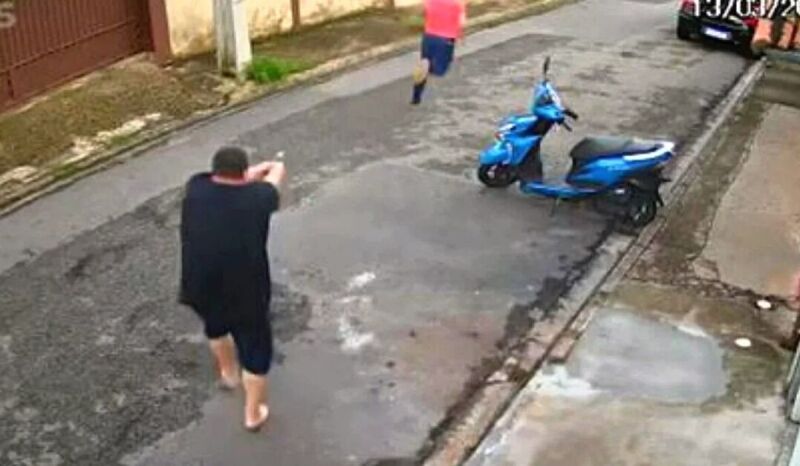 Confira o vídeo em que o Vice-prefeito de Atibaia é baleado após agredir comerciante