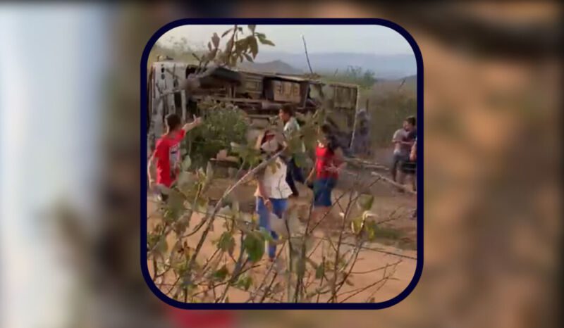 Estudantes morrem em acidente de ônibus, em Rancho das Almas - Imagens Fortes