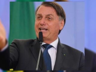 Jair Bolsonaro assina decreto para distribuição de absorventes.
