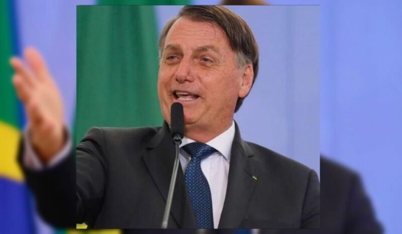 Jair Bolsonaro assina decreto para distribuição de absorventes.