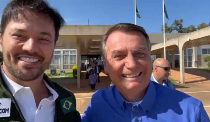 Bolsonaro recebe alta após sentir desconforto - "pronto para combate".