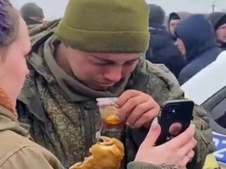 Soldado russo se rende e é acolhido pelos ucranianos - ASSISTA VÍDEO