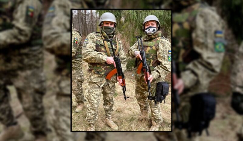 Dois soldados brasileiros postam imagens na Ucrânia- "A gente veio para ajudar a Ucrânia"