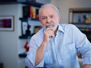 Ex-presidente Lula diz que vai reconstruir um país "paz e amor"