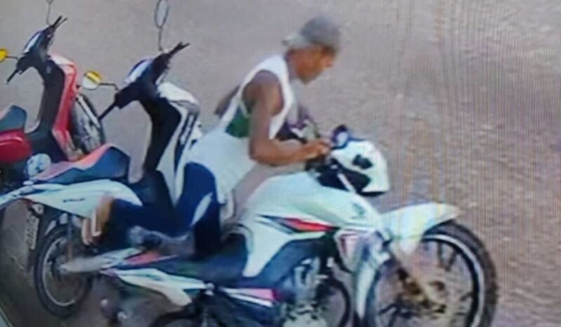 Câmeras de segurança flagra homem furtando moto "CONFIRA O VÍDEO"