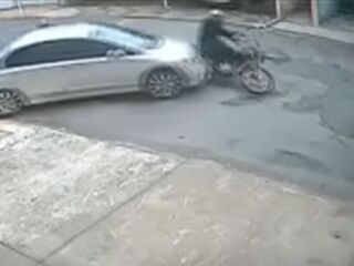 Vídeo : Motorista joga carro em cima de assaltantes em SP