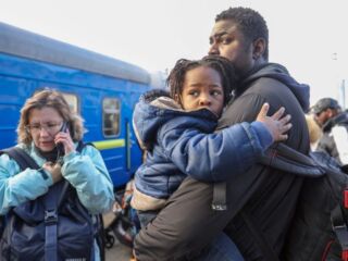 RACISMO: Negros são retirados de ônibus e colocados no final da fila, na Ucrânia