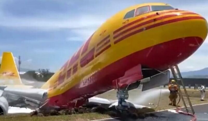 Avião de carga parte ao meio depois de pousar na pista.