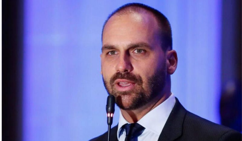 Eduardo Bolsonaro tem emenda suspeita de fraude no valor de R$ 1 milhão.