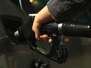 Preço de gasolina aumenta e o Brasil está na 80ª posição do ranking global.