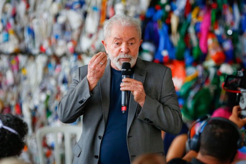 Lula diz a evangélicos "têm que saber Bolsonaro não acredita em Deus"