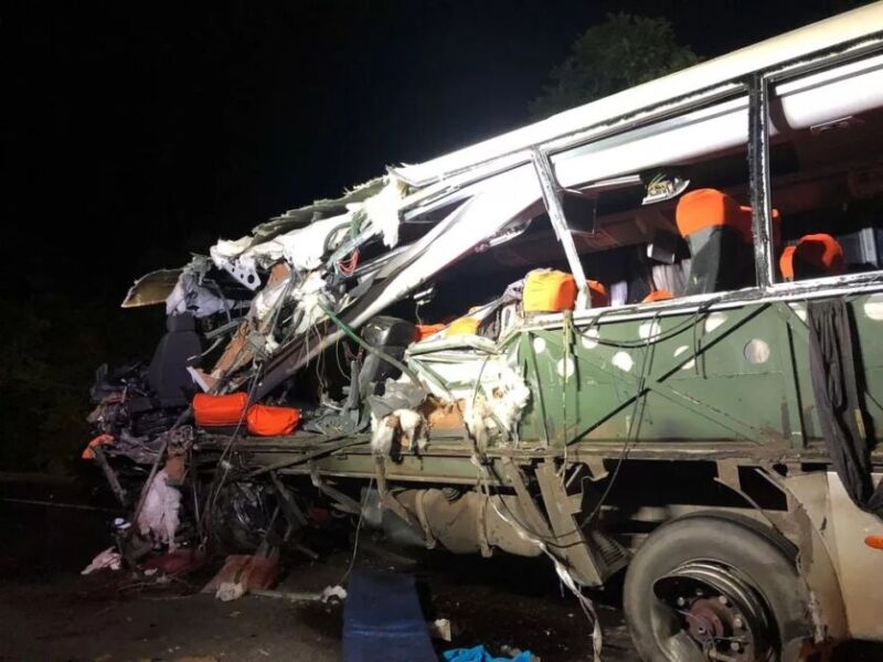 Acidente envolvendo caminhão, ônibus, carro e van deixa seis mortos em Rio Pardo, RS.