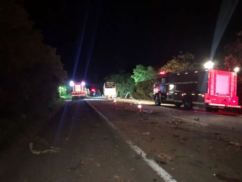 Acidente envolvendo caminhão, ônibus, carro e van deixa seis mortos em Rio Pardo, RS.