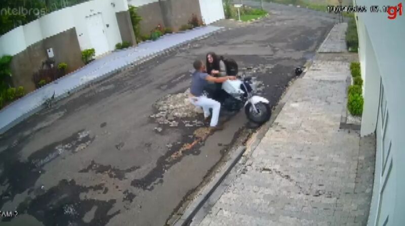 VÍDEO: mulher luta com ladrão e evita roubo de moto em Minas Gerais