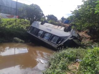 Micro-ônibus capota em Benevides e passageiros ficam feridos