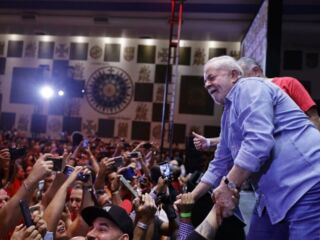 Lula diz que "O Brasil nunca teve um presidente tão desqualificado moralmente" quanto Bolsonaro.