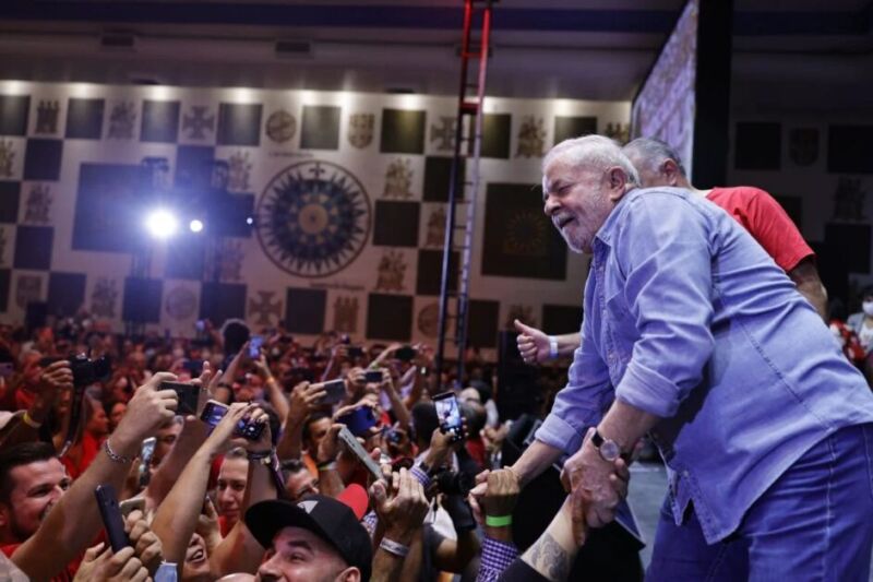 Lula diz que "O Brasil nunca teve um presidente tão desqualificado moralmente" quanto Bolsonaro.