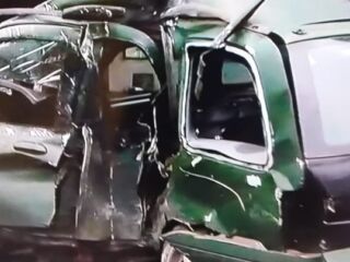 Carro fica destruído ao bater em muro de escola em Ananindeua após briga no trânsito.