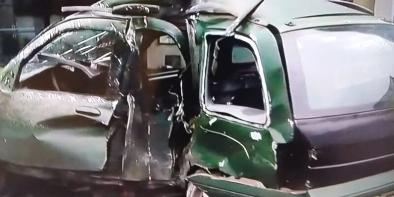 Carro fica destruído ao bater em muro de escola em Ananindeua após briga no trânsito.