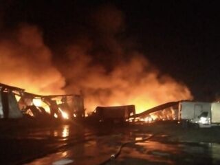 Incêndio destrói galpões próximo ao aeroporto de Guarulhos, em São Paulo