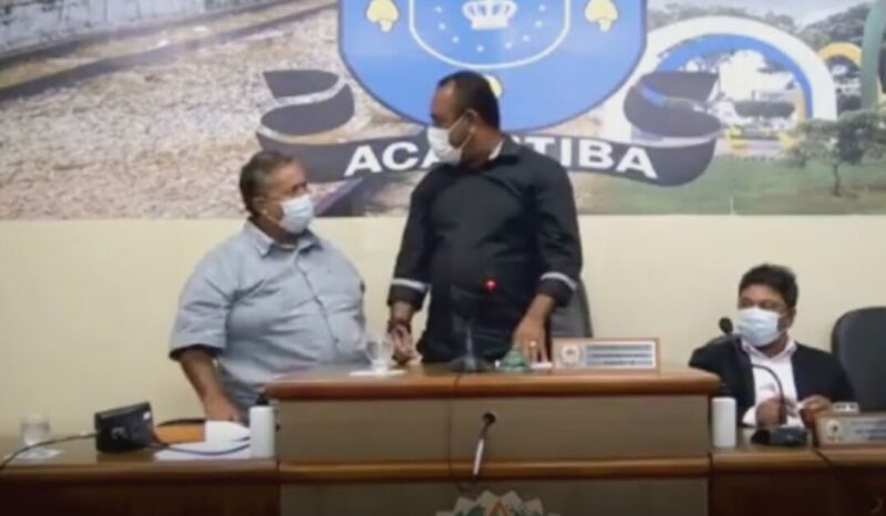 Vídeo : Vereador agride presidente de Câmara de Acajutiba, na Bahia