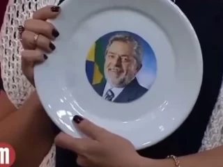presidente Lula reproduz vídeo de atriz não conseguindo quebrar prato com a sua foto