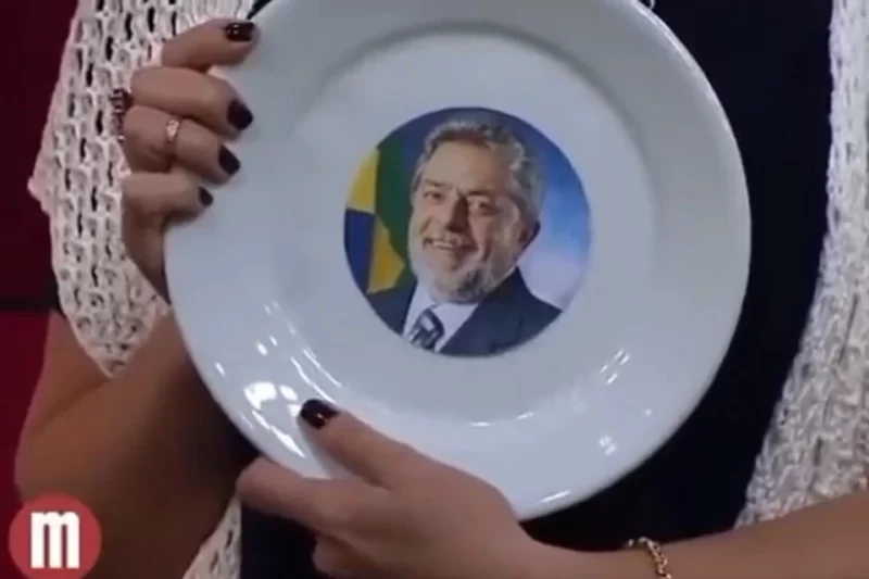 presidente Lula reproduz vídeo de atriz não conseguindo quebrar prato com a sua foto