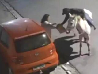 Vídeo; Homem montado a cavalo assalta moradores e ameaça vítimas.