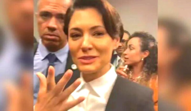 Michelle Bolsonaro responde se vai ter "golpe" - "Receba a glória do Senhor na sua vida!"