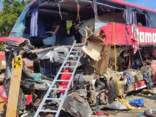 Acidente grave entre carreta e ônibus deixa ao menos 11 mortos em Mato Grosso