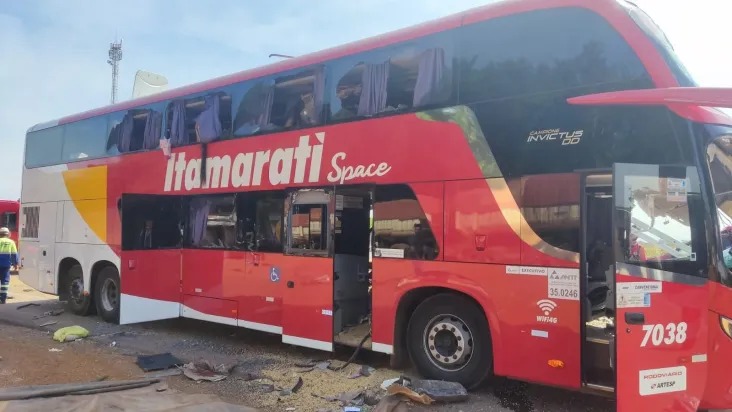 Acidente grave entre carreta e ônibus deixa ao menos 11 mortos em Mato Grosso